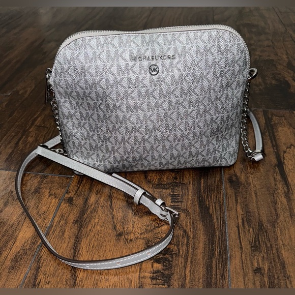 WT Michael Kors Jet Set Charm Large Dome Crossbody Bag in Silver! Used Twice! - Picture 2 of 3